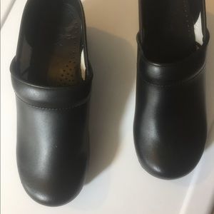 Dansko Shoes - Dansko clogs - black size 39 (8.5-9) Dansko Shoes - Dansko clogs - black size 39 (8.5-9)